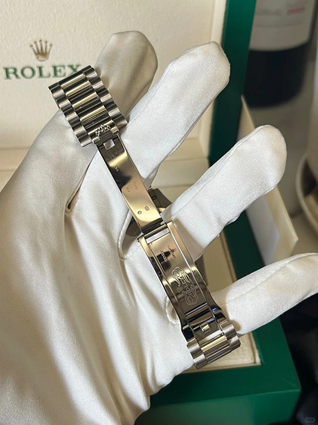 The Oyster Perpetual Day-Date 36 in 18 ct white gold features a graduated blue dial set with diamonds, a diamond-set bezel and a President bracelet. -m128399tbr-0007