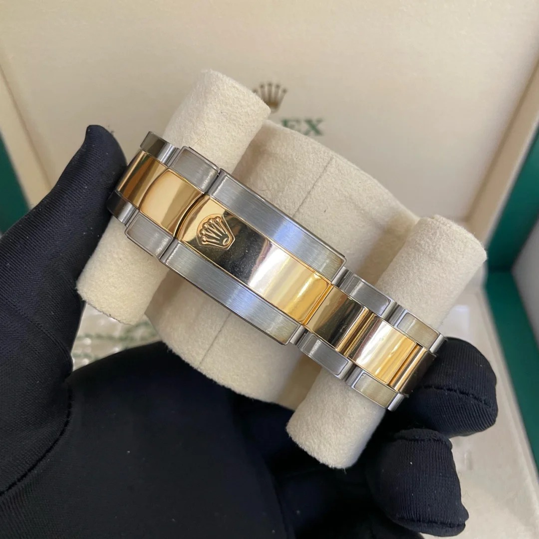 The Oyster Perpetual Sky-Dweller is available in yellow gold and Oystersteel with a champagne-coloured dial and an Oyster bracelet. -m336933-0001 42mm