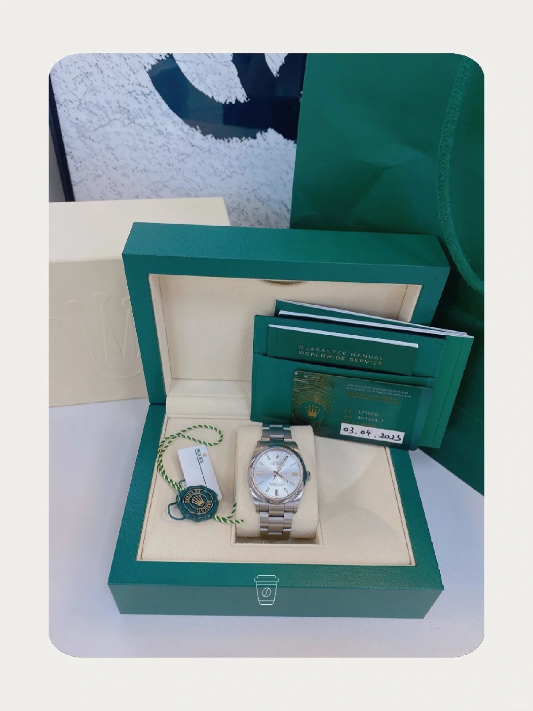 The Oyster Perpetual 36 is fitted with a silver dial and an Oyster bracelet. -m126000-0001