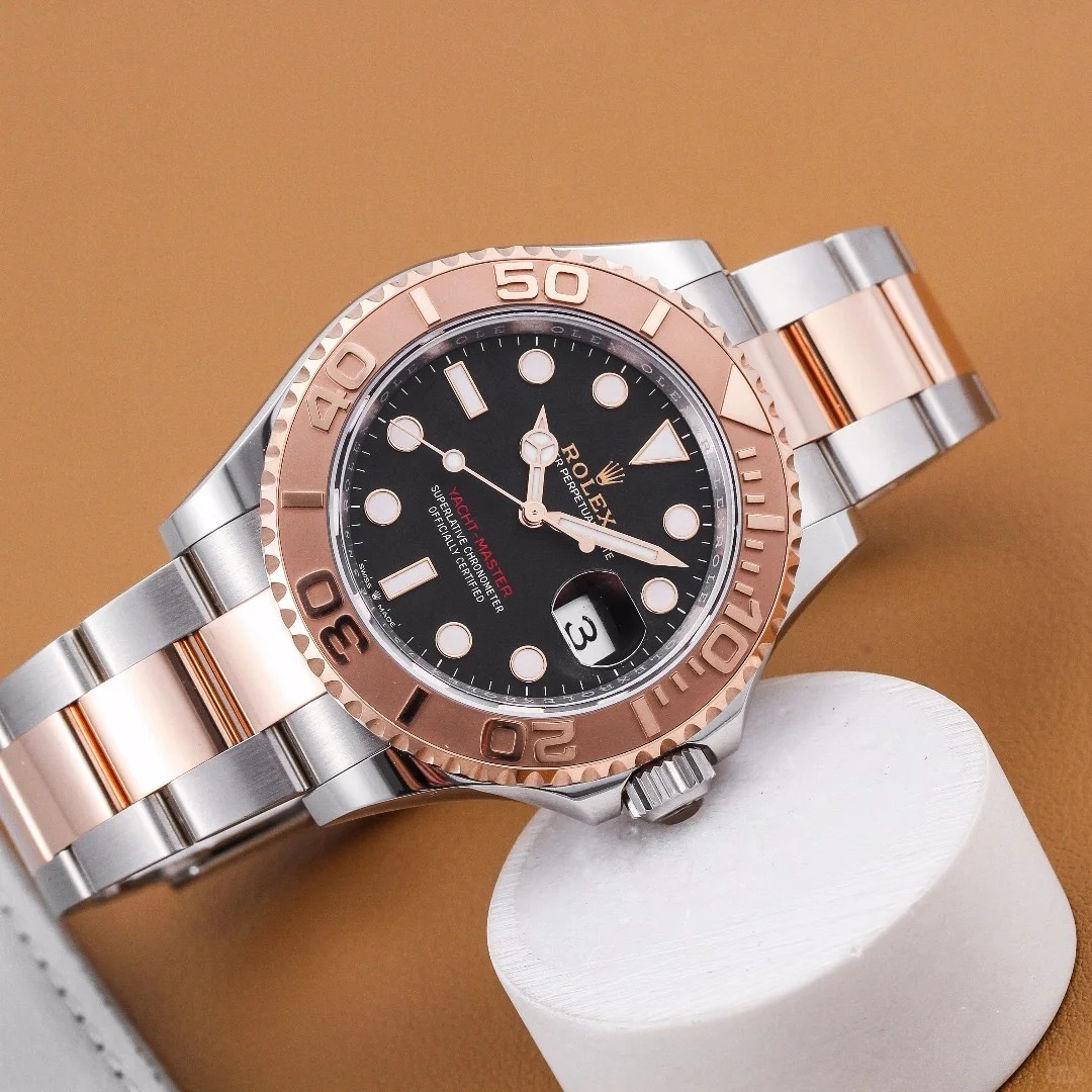 The Oyster Perpetual Yacht-Master 40 is available in Everose gold and Oystersteel with an Oyster bracelet. -m126621-0001