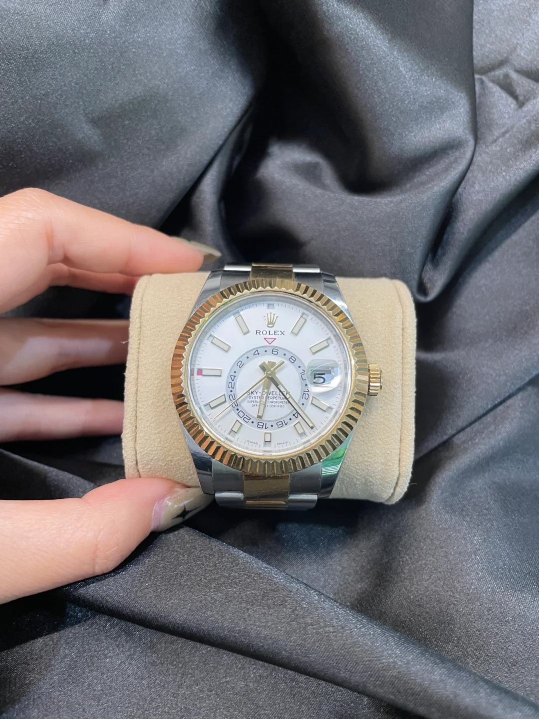 The Oyster Perpetual Sky-Dweller is available in yellow gold and Oystersteel with a mellow white dial and an Oyster bracelet. -m336933-0005 42mm