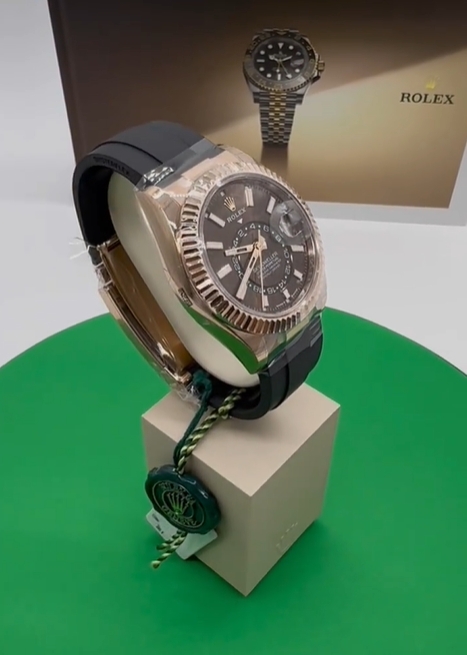 The Oyster Perpetual Sky-Dweller in 18-carat Everose gold with a chocolate-coloured dial and an Oysterflex bracelet. -m336235-0002 42mm