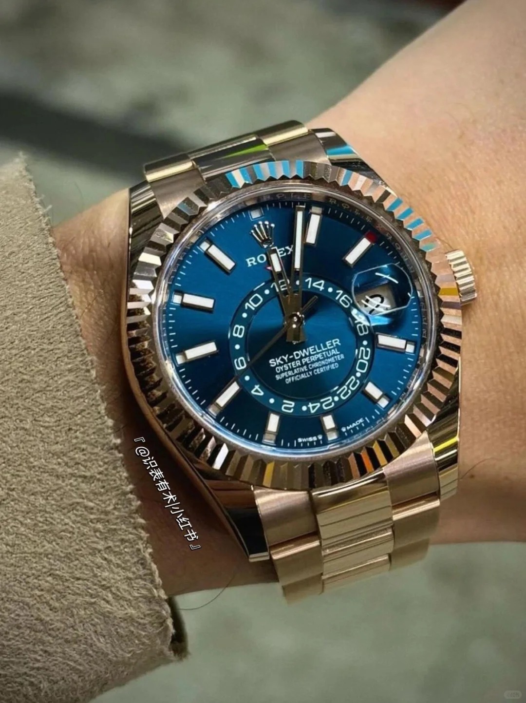 The Oyster Perpetual Sky-Dweller in 18-carat Everose gold with a turquoise dial and Oyster bracelet. -m336935-0001 42mm