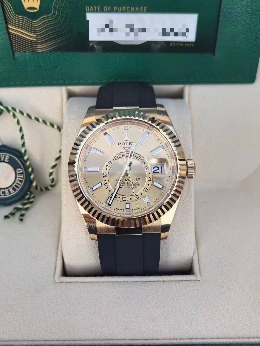 The Oyster Perpetual Sky-Dweller is available in 18 ct yellow gold with a champagne-coloured dial and an Oysterflex strap. -m336238-0001 42mm