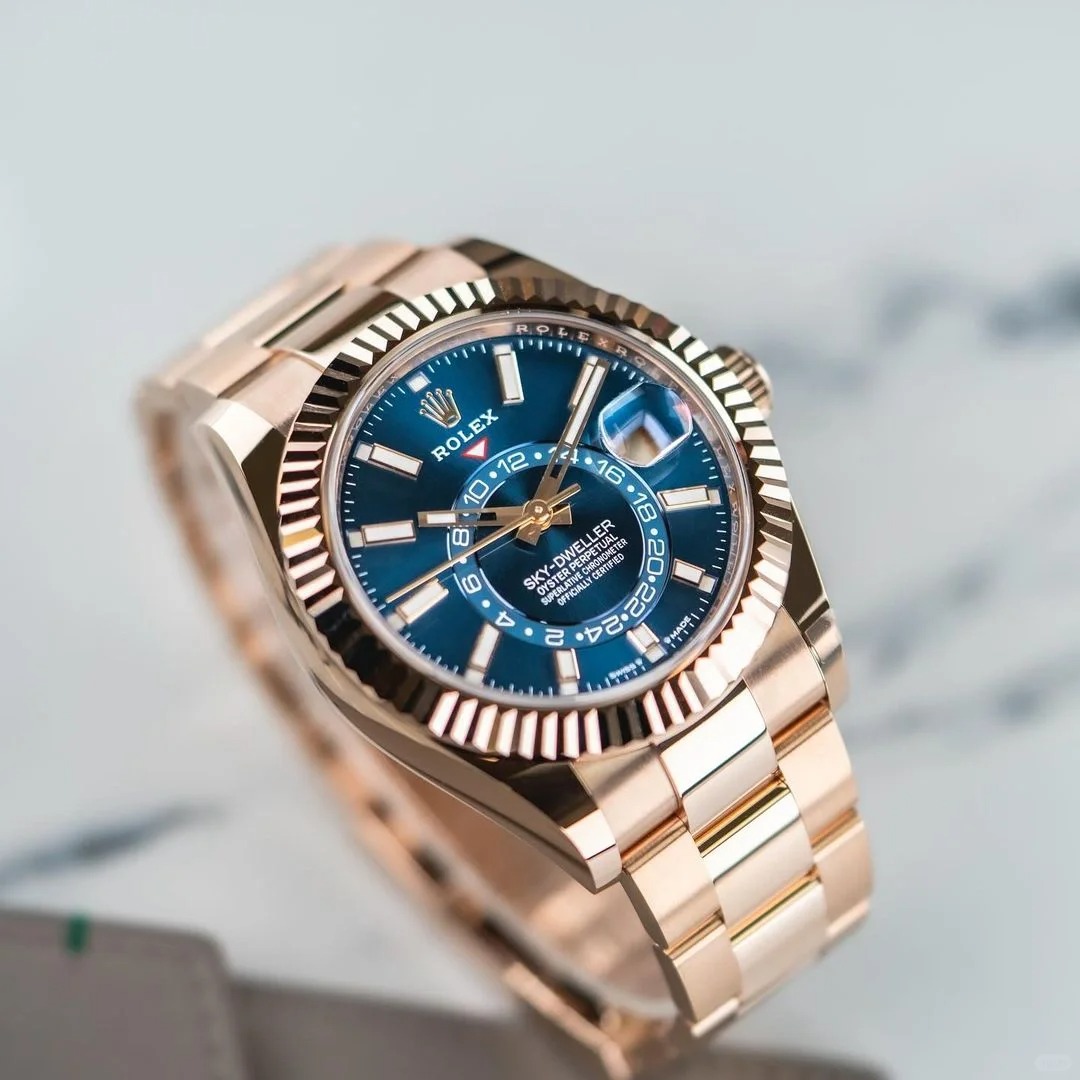 The Oyster Perpetual Sky-Dweller in 18-carat Everose gold with a turquoise dial and Oyster bracelet. -m336935-0001 42mm