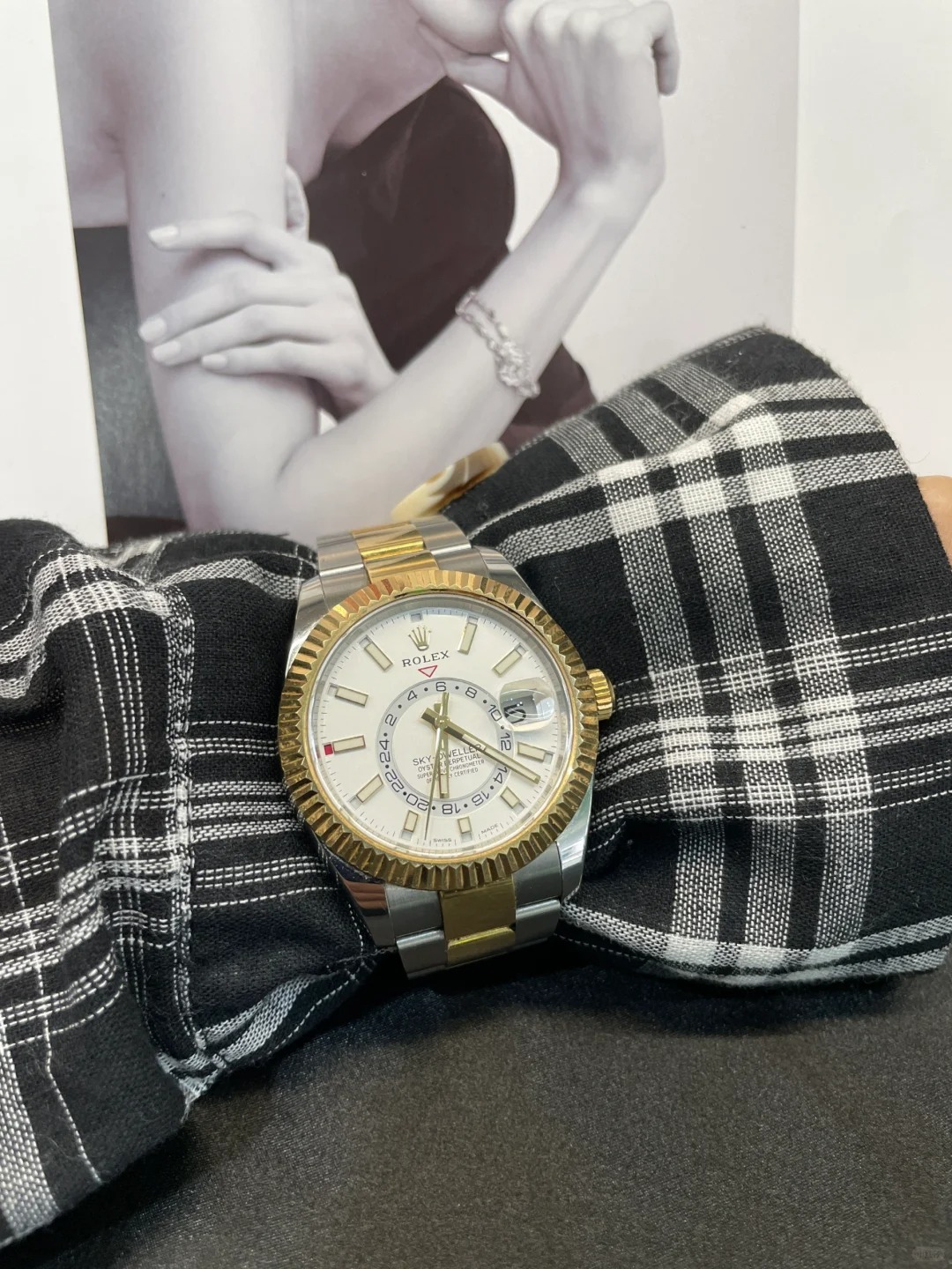 The Oyster Perpetual Sky-Dweller is available in yellow gold and Oystersteel with a mellow white dial and an Oyster bracelet. -m336933-0005 42mm