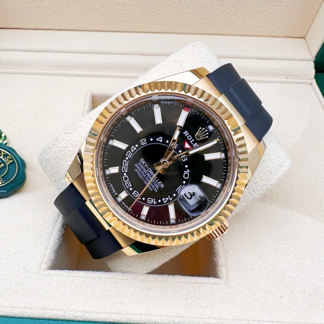 The Oyster Perpetual Sky-Dweller is available in 18 ct yellow gold with a glossy black dial and an Oysterflex bracelet. -m336238-0002 42mm