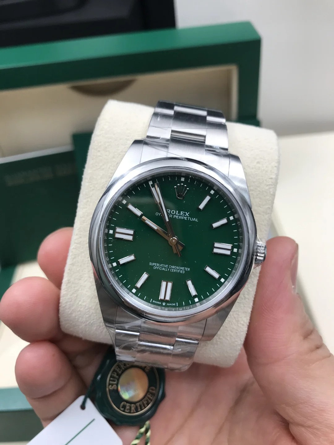 The Oyster Perpetual 41 is presented with a green dial and an Oyster bracelet. -m124300-0005