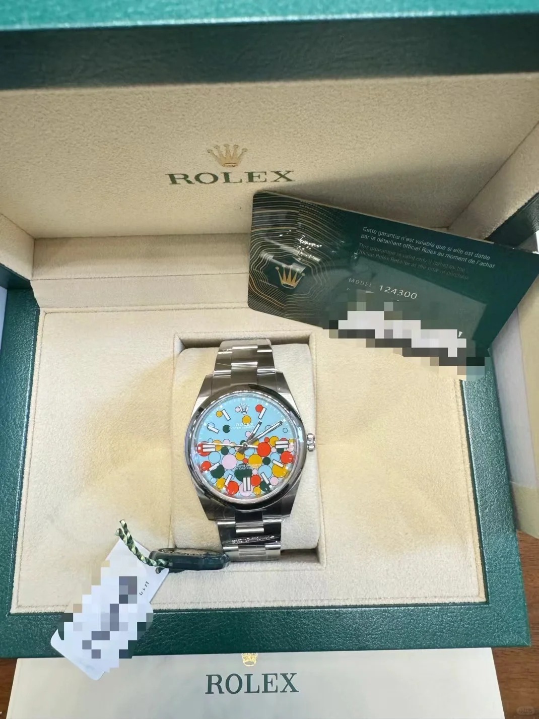 The Oyster Perpetual 41 is fitted with a turquoise blue celebration dial and an Oyster bracelet. -m124300-0008