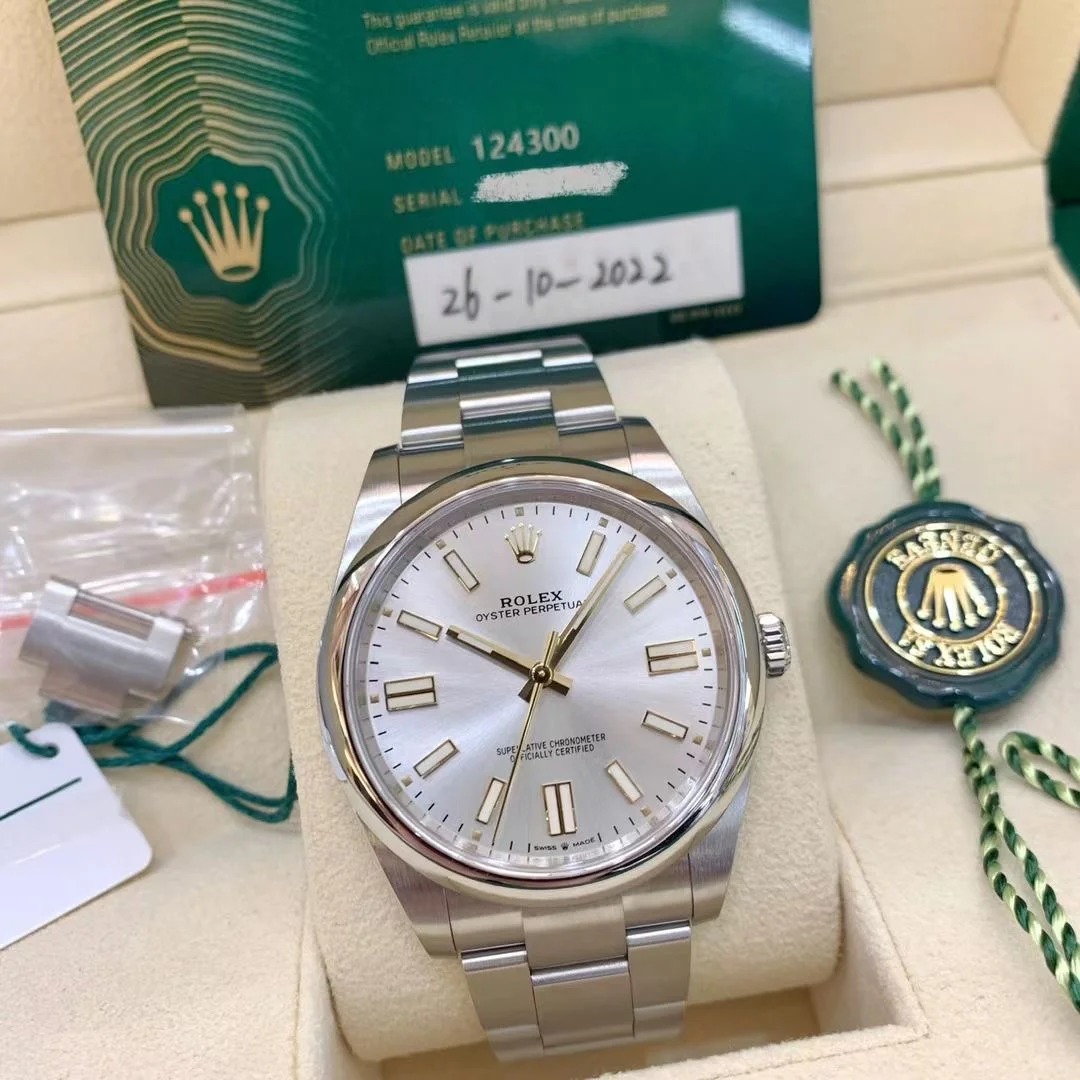 The Oyster Perpetual 41 is fitted with a silver dial and an Oyster bracelet. -m124300-0001