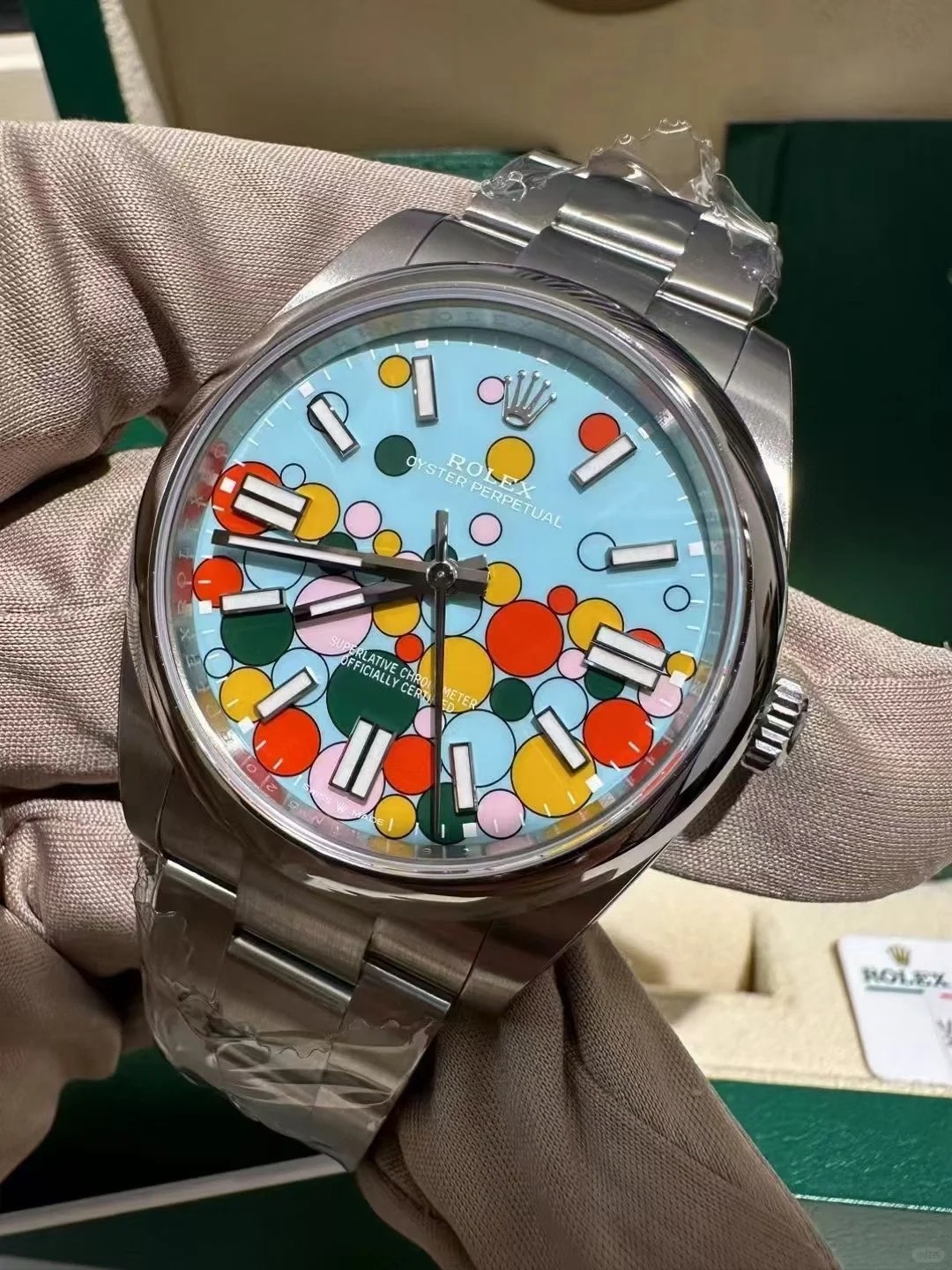 The Oyster Perpetual 41 is fitted with a turquoise blue celebration dial and an Oyster bracelet. -m124300-0008