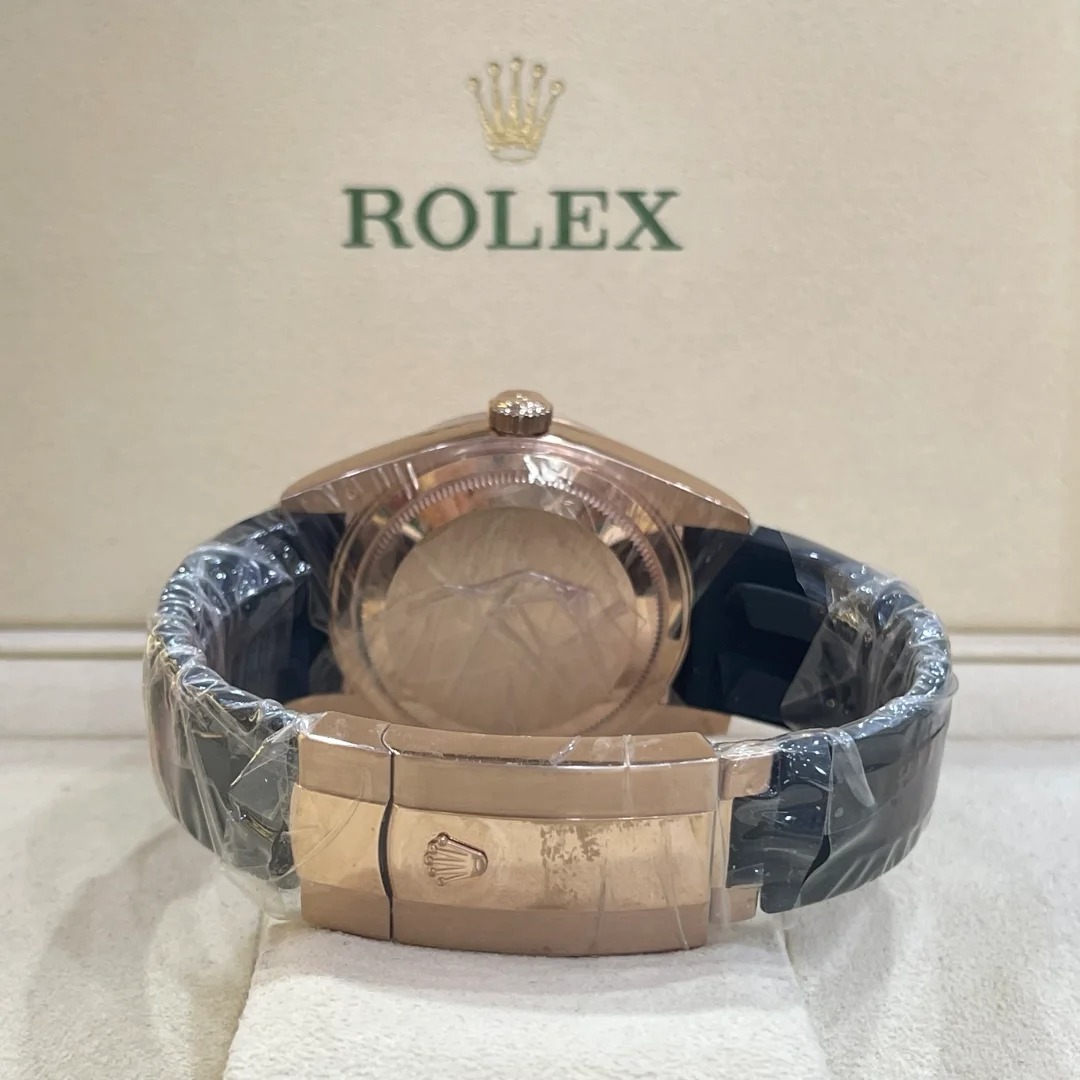 The Oyster Perpetual Sky-Dweller in 18 ct Everose gold with a mellow white dial and an Oysterflex bracelet. -m336235-0003 42mm