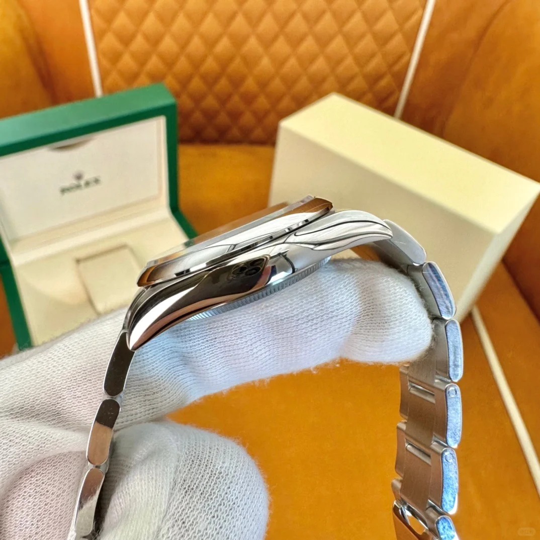 The Oyster Perpetual 36 features a turquoise blue celebration dial and an Oyster bracelet. -m126000-0009