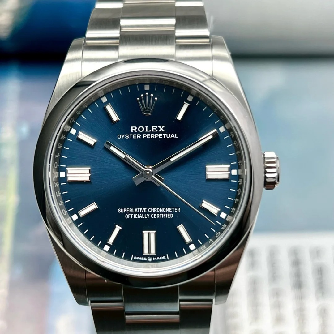 The Oyster Perpetual 36 is presented with a bright blue dial and an Oyster bracelet. -m126000-0003