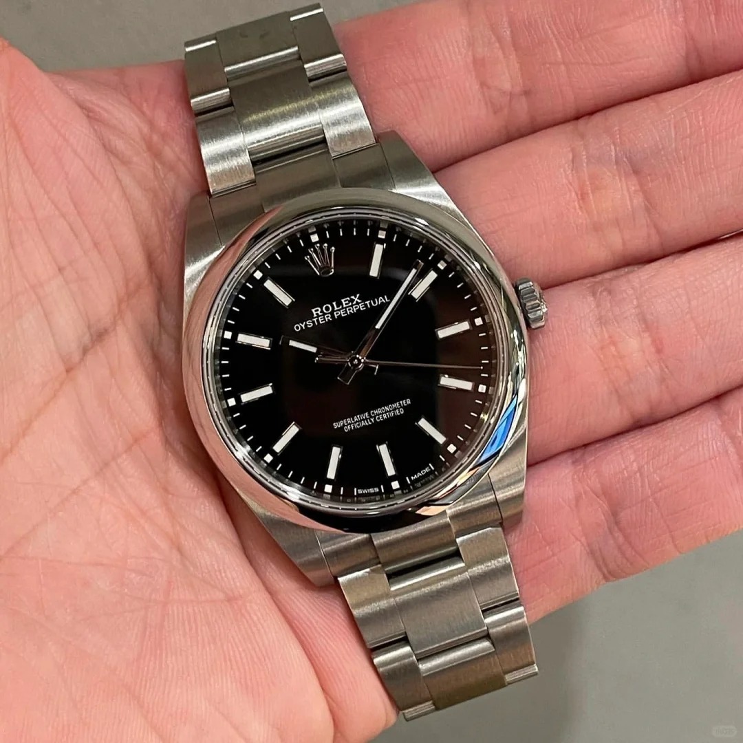 The Oyster Perpetual 41 is presented with a glossy black dial and an Oyster bracelet. -m124300-0002