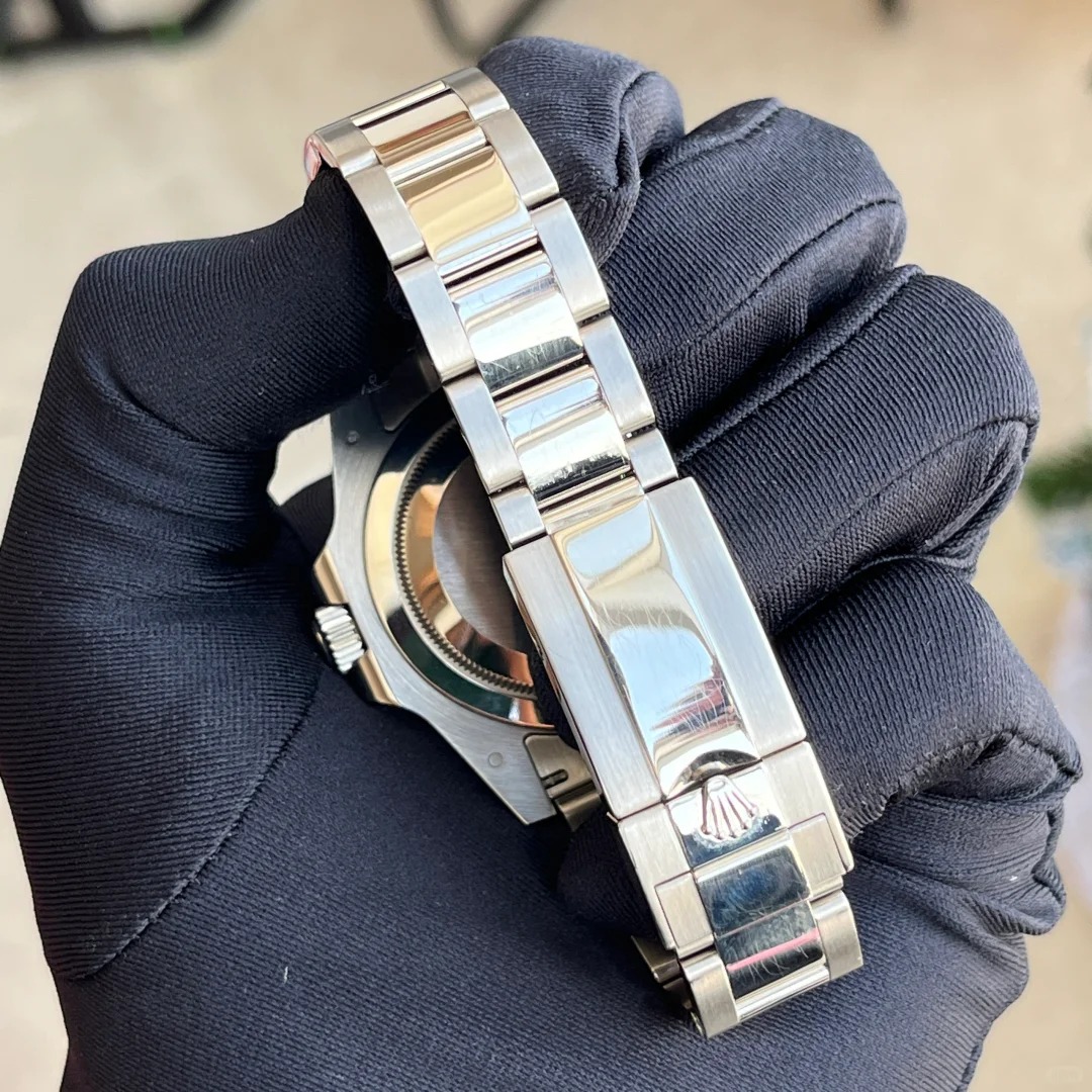 The Oyster Perpetual GMT-Master II is available in 18-carat white gold with a midnight blue dial and an Oyster bracelet. -m126719blro-0003 40mm