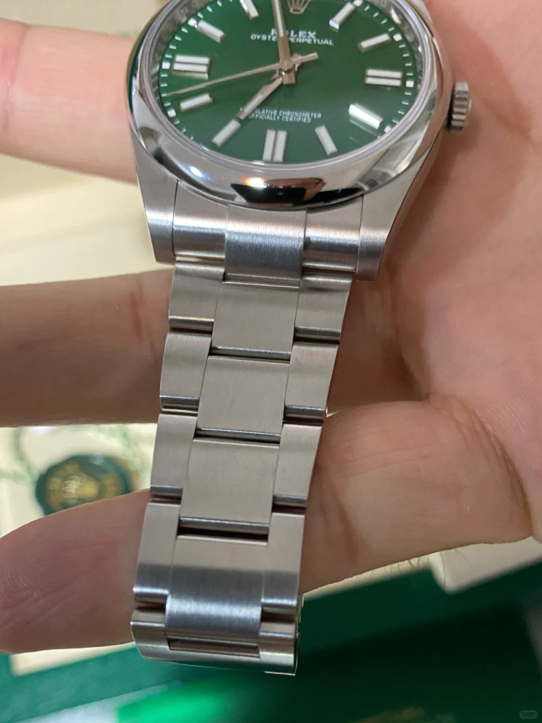 The Oyster Perpetual 41 is presented with a green dial and an Oyster bracelet. -m124300-0005