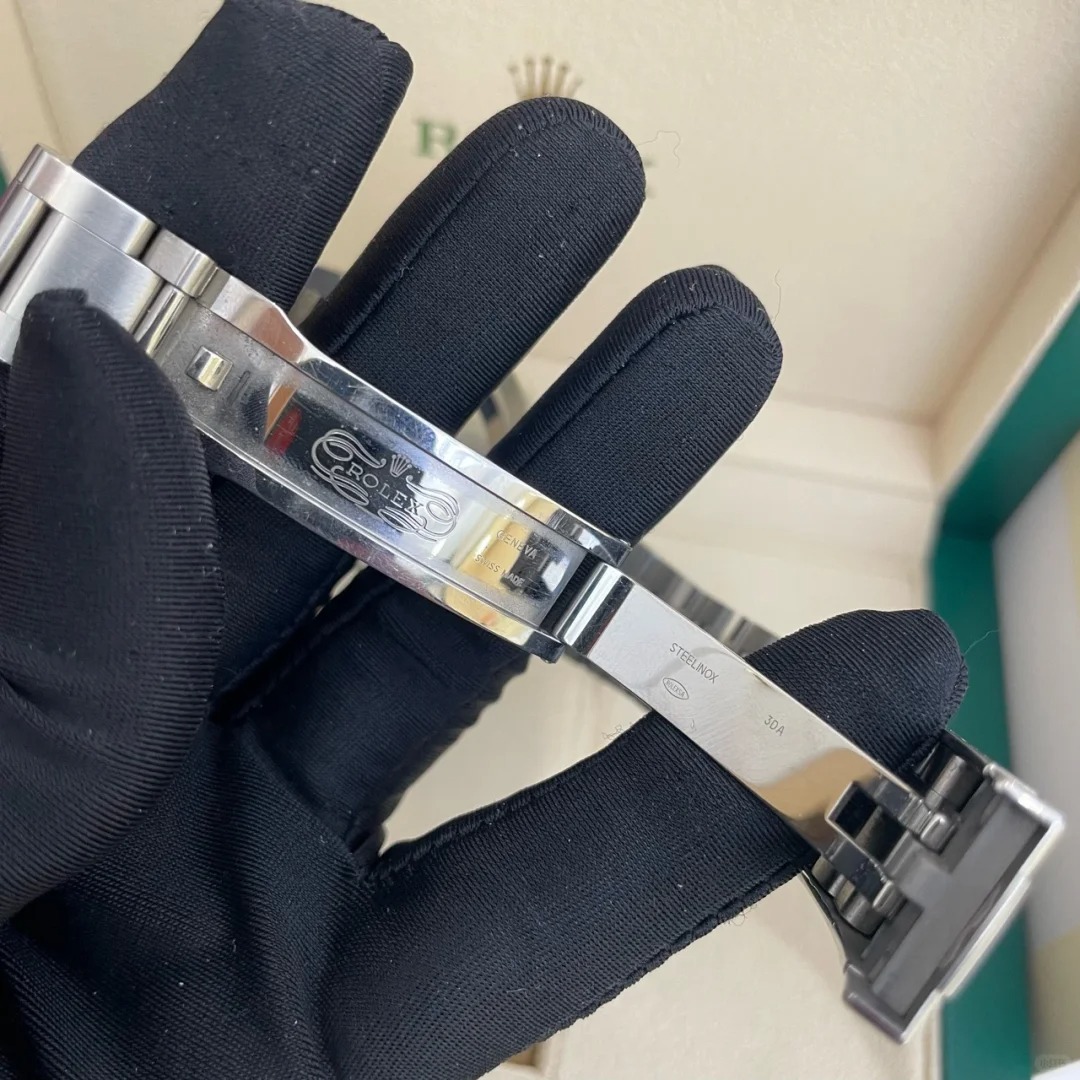 The Oyster Perpetual 41 is presented with a green dial and an Oyster bracelet. -m124300-0005