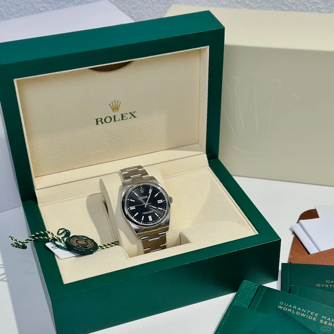 The Oyster Perpetual 41 is presented with a glossy black dial and an Oyster bracelet. -m124300-0002