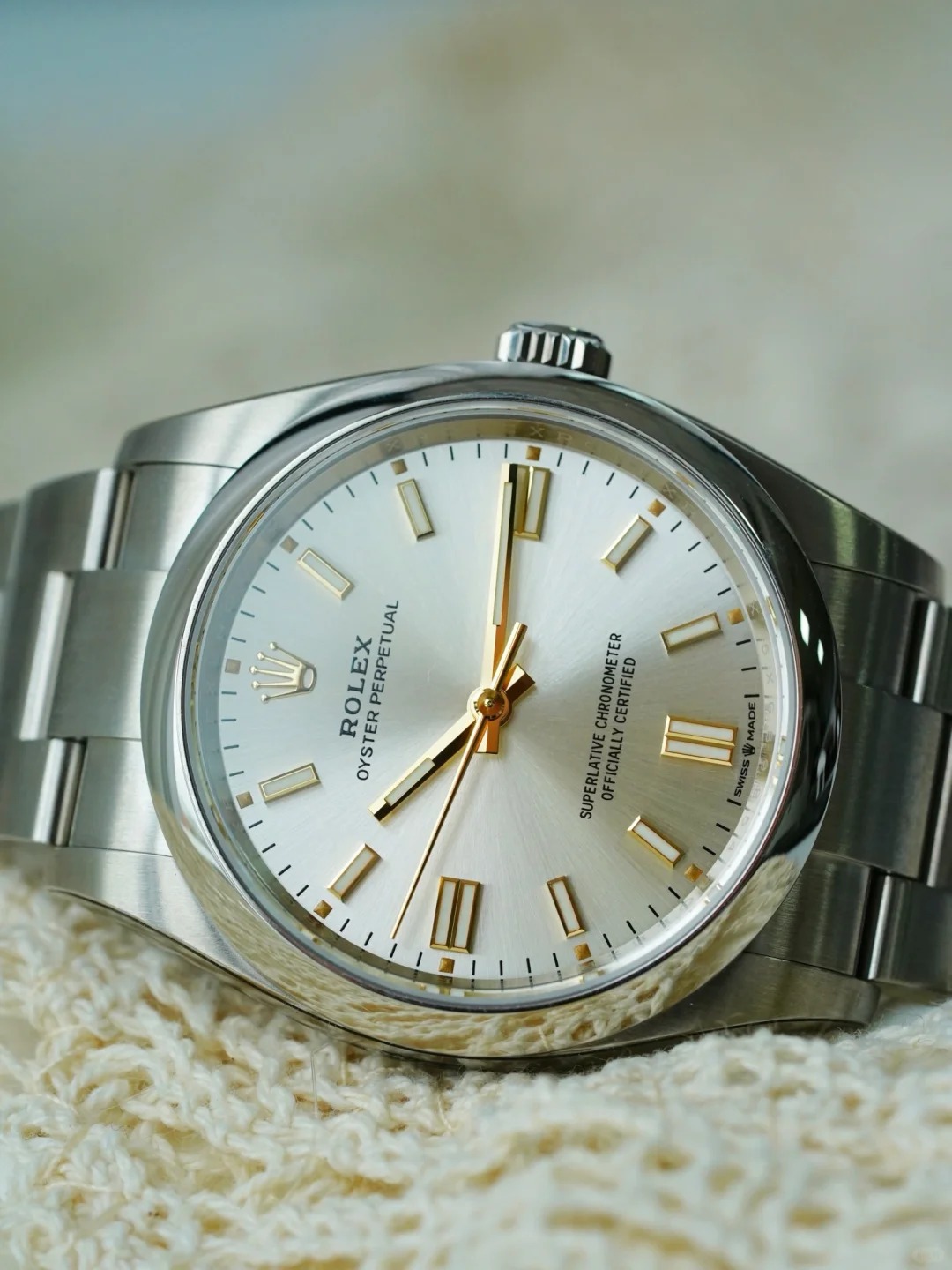 The Oyster Perpetual 36 is fitted with a silver dial and an Oyster bracelet. -m126000-0001