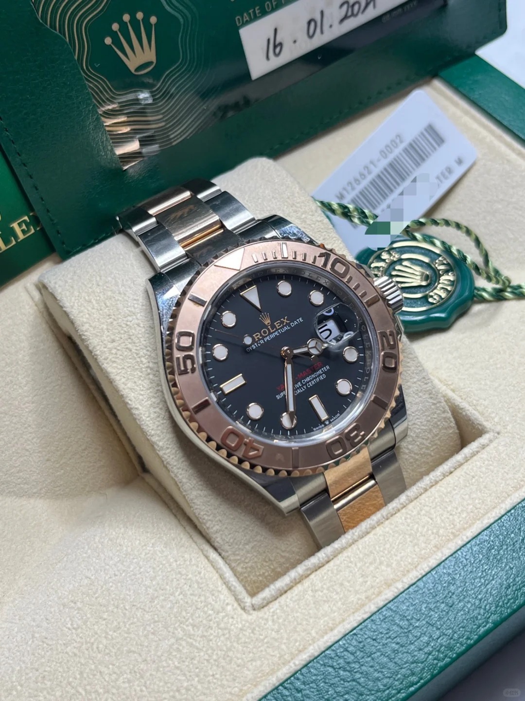 The Oyster Perpetual Yacht-Master 40 is available in Everose gold and Oystersteel with an Oyster bracelet. -m126621-0002