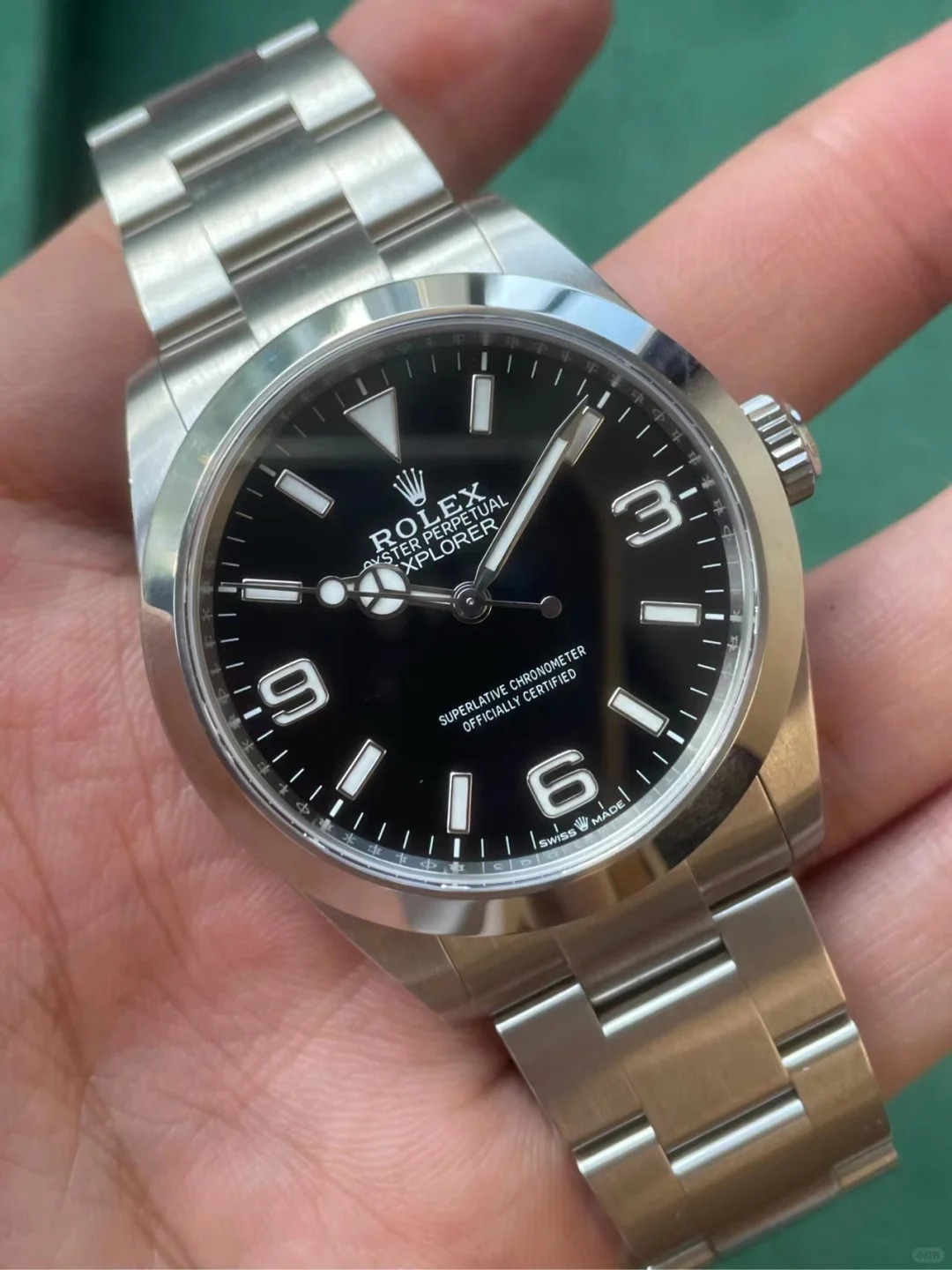 The Oyster Perpetual Explorer 40 is made of Oyster steel with a distinctive black dial featuring the 3, 6 and 9 numerals coated with Chromalight. -m224270-0001