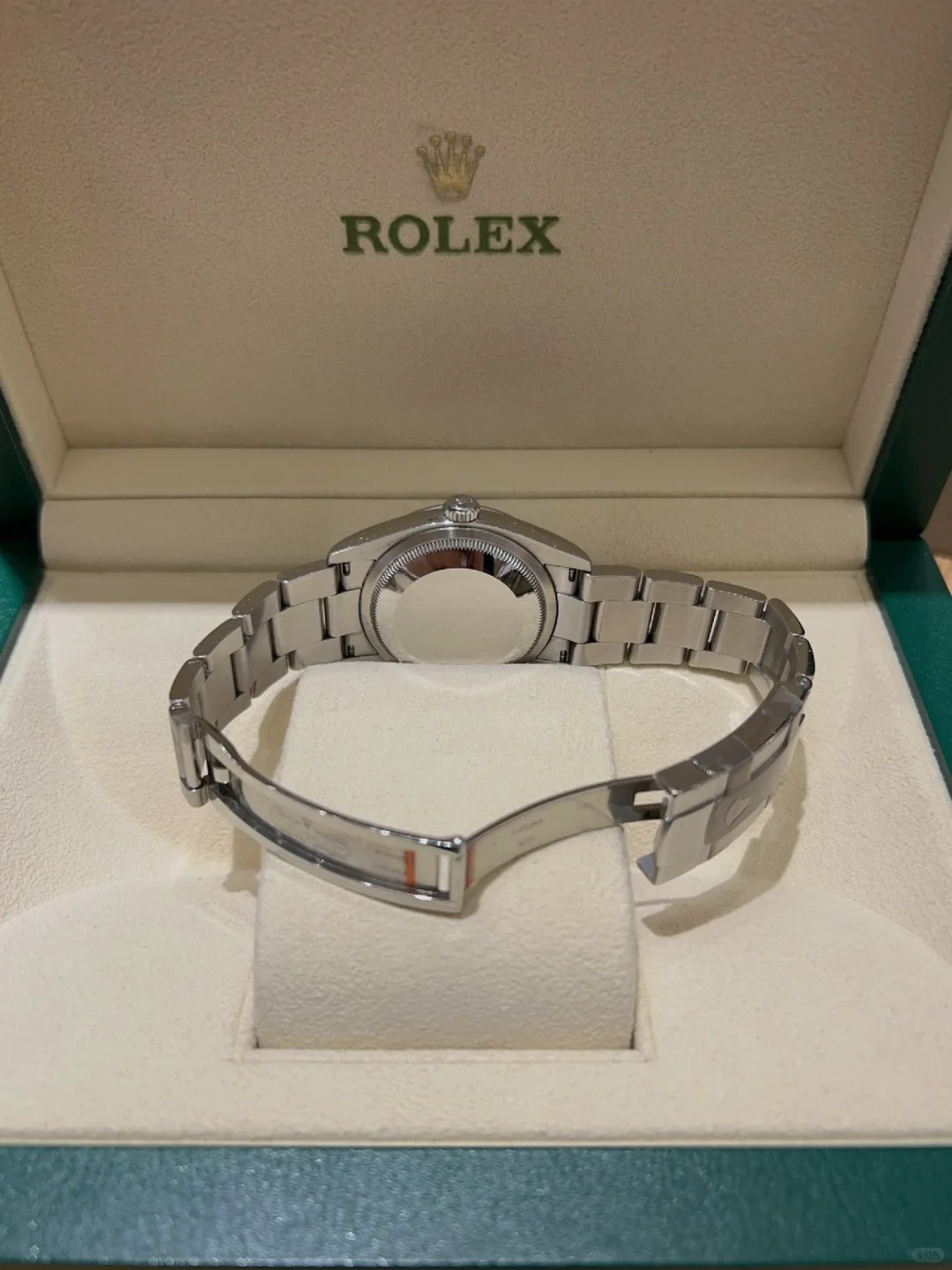 The Oyster Perpetual 36 is presented with a candy pink dial and an Oyster bracelet. -m126000-0008