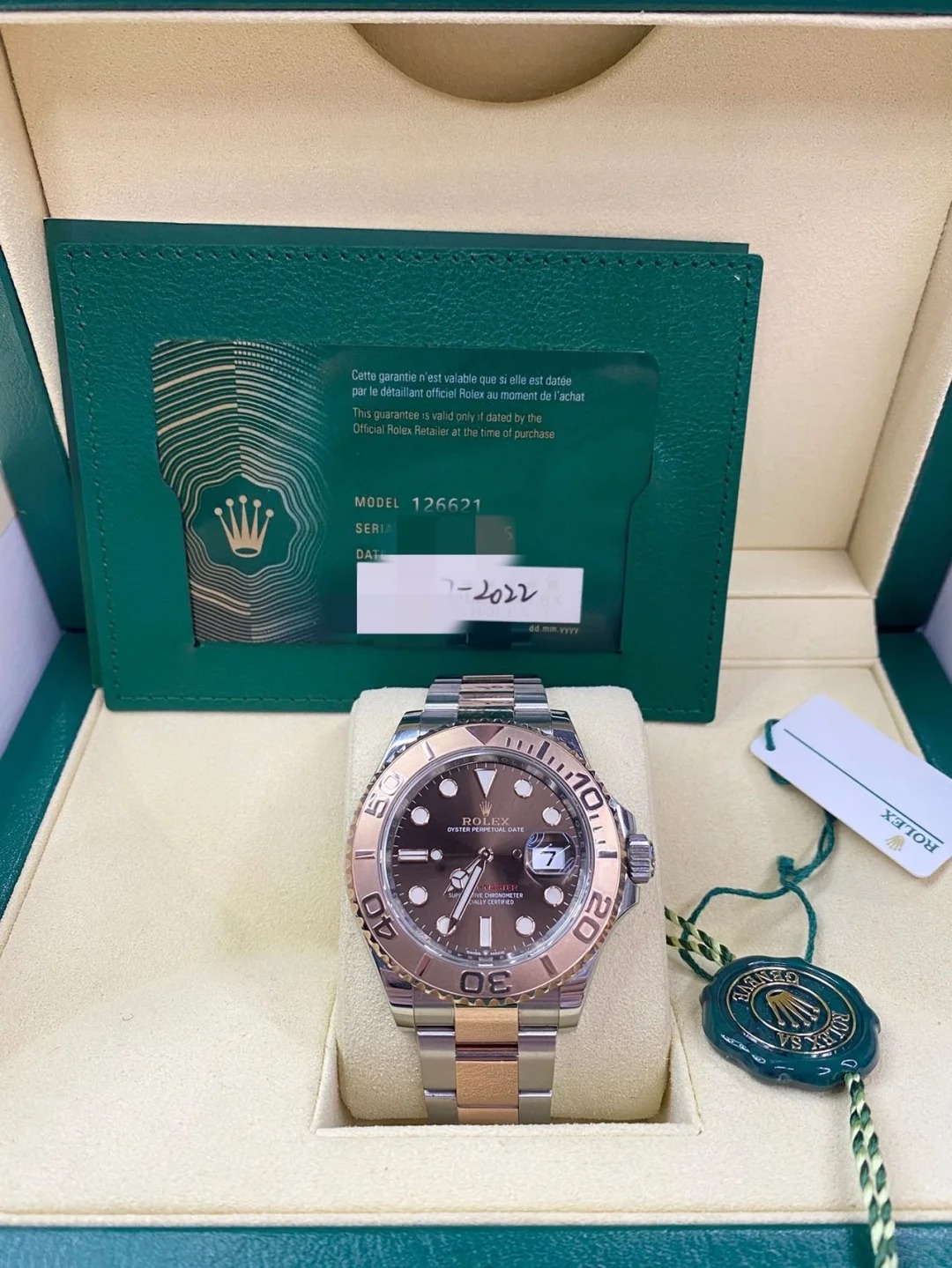 The Oyster Perpetual Yacht-Master 40 is available in Everose gold and Oystersteel with an Oyster bracelet. -m126621-0001