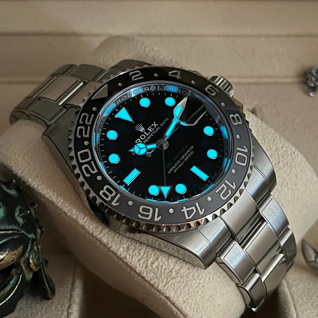 The Oyster Perpetual GMT-Master II is made of Oyster steel with a black dial and an Oyster bracelet. -m126710grnr-0004 40mm