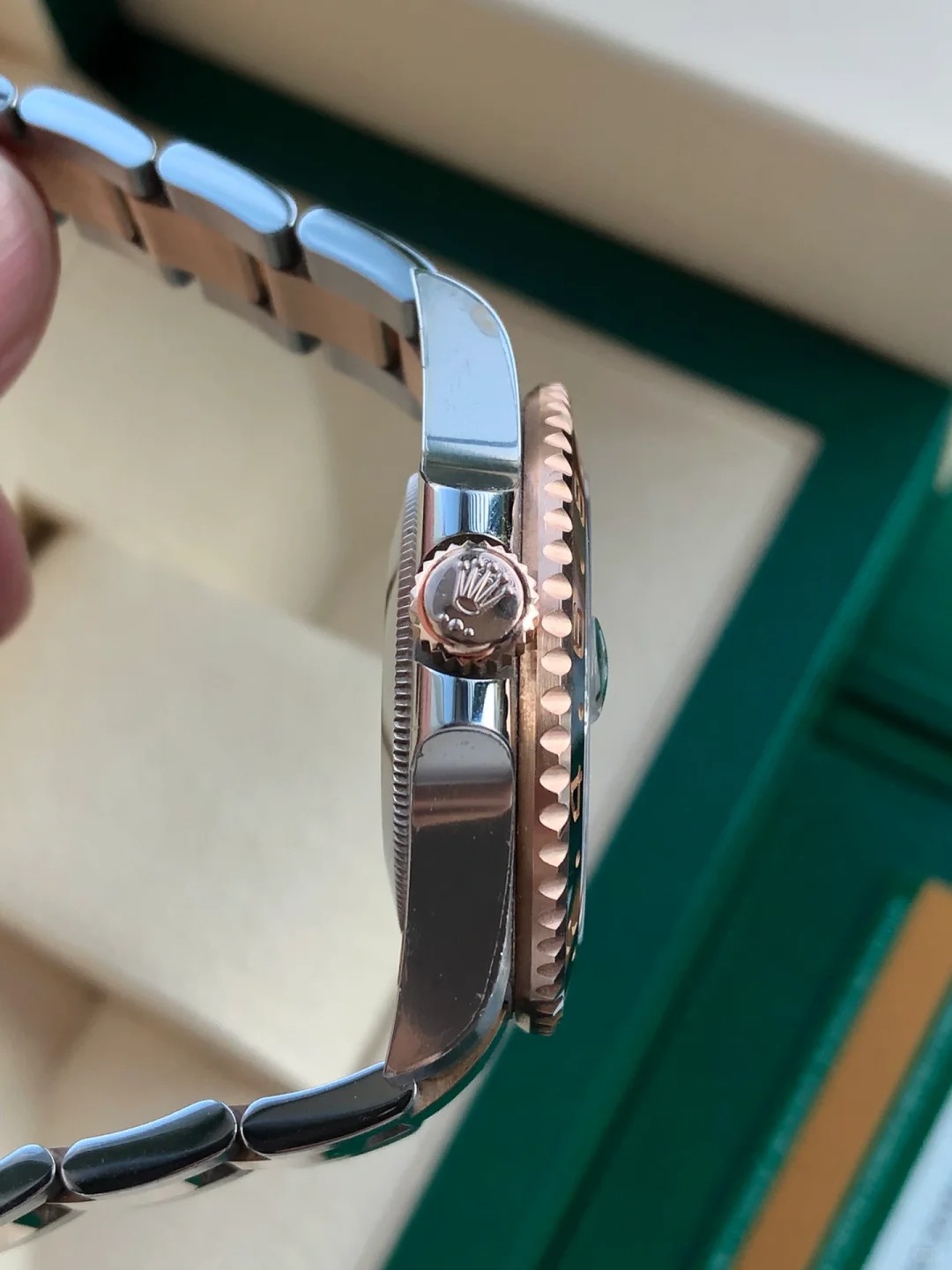 The Oyster Perpetual GMT-Master II is available in Everose gold and Oyster steel with a black dial and Oyster bracelet. -m126711chnr-0002 40mm