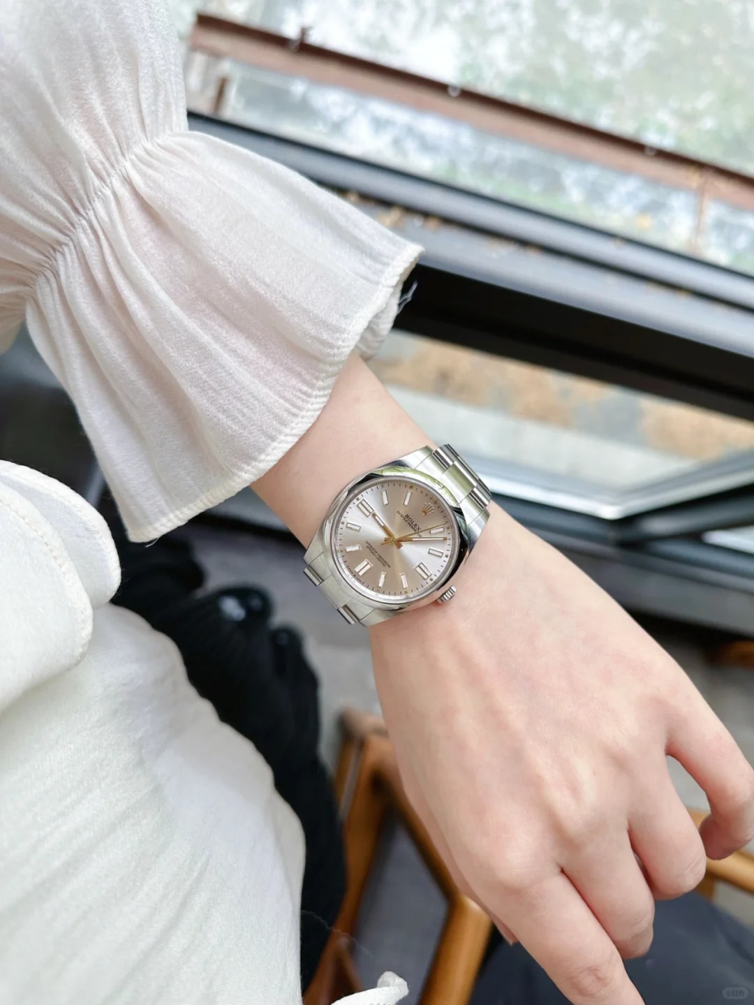 The Oyster Perpetual 36 is fitted with a silver dial and an Oyster bracelet. -m126000-0001