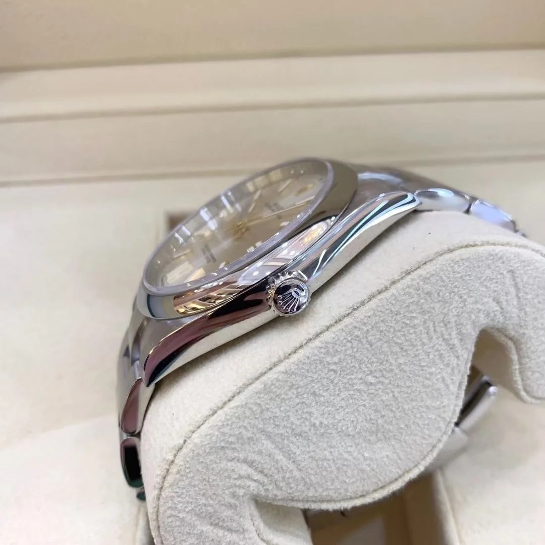 The Oyster Perpetual 41 is fitted with a silver dial and an Oyster bracelet. -m124300-0001