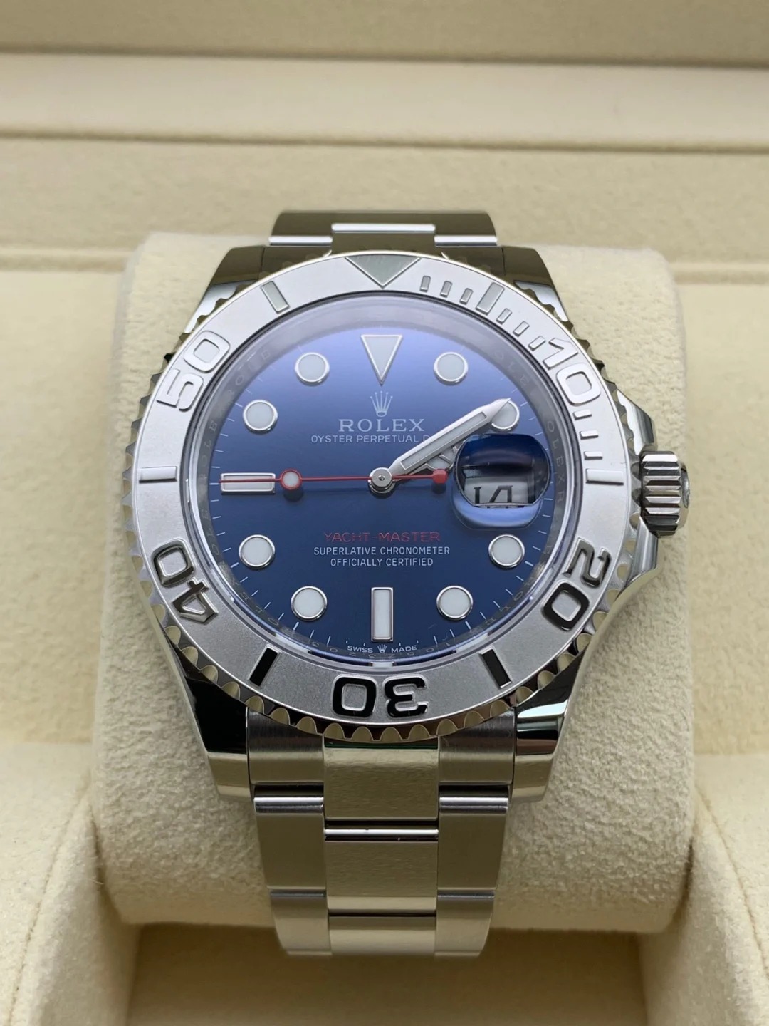 The Oyster Perpetual Yacht-Master 40 in platinum and Oystersteel with an Oyster bracelet. -m126622-0002