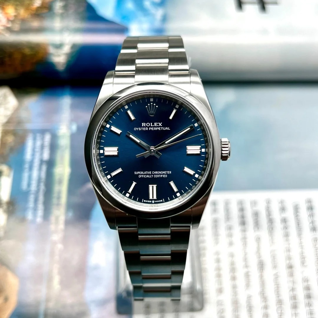 The Oyster Perpetual 36 is presented with a bright blue dial and an Oyster bracelet. -m126000-0003