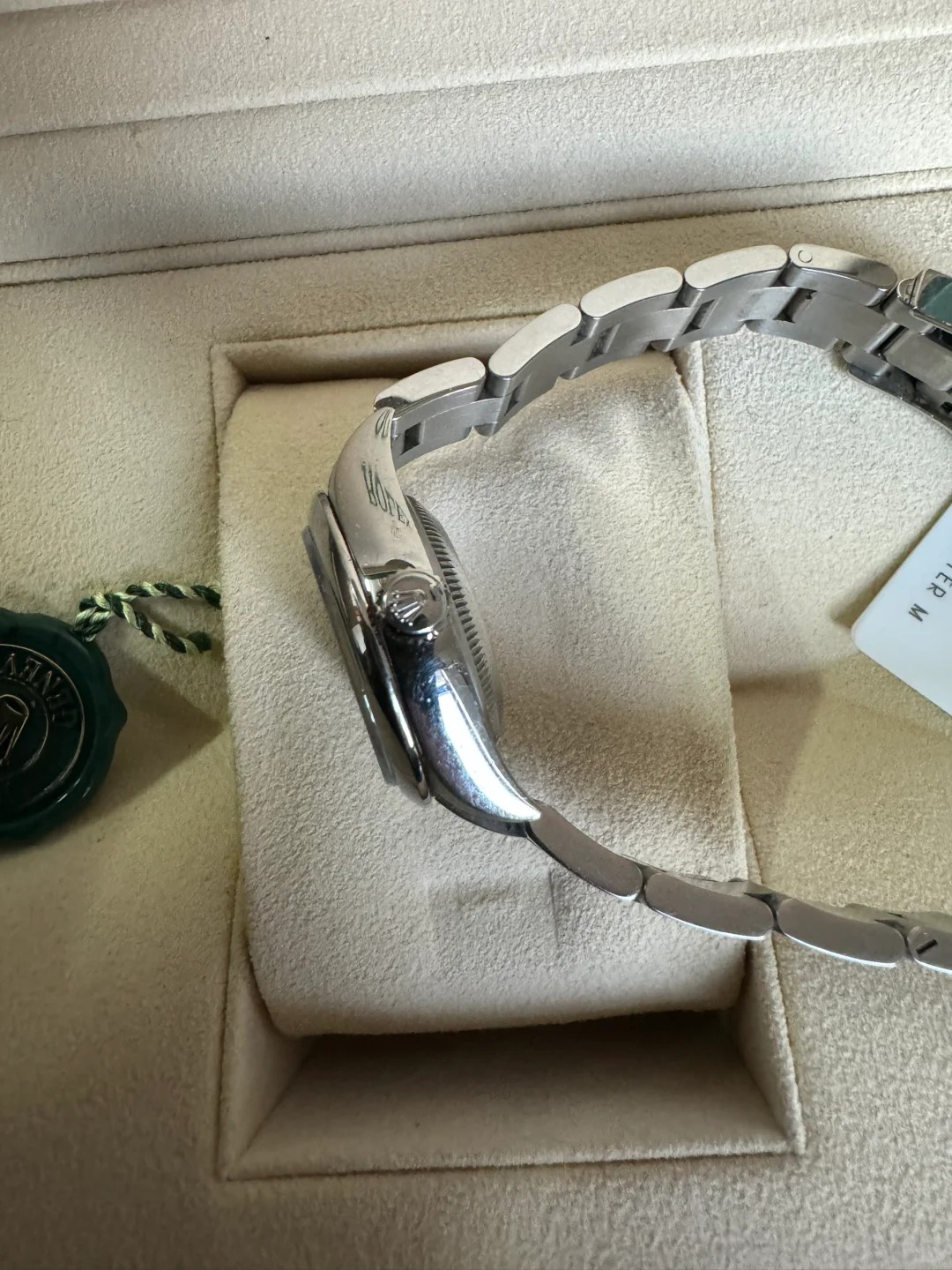 The Oyster Perpetual 36 is presented with a bright blue dial and an Oyster bracelet. -m126000-0003