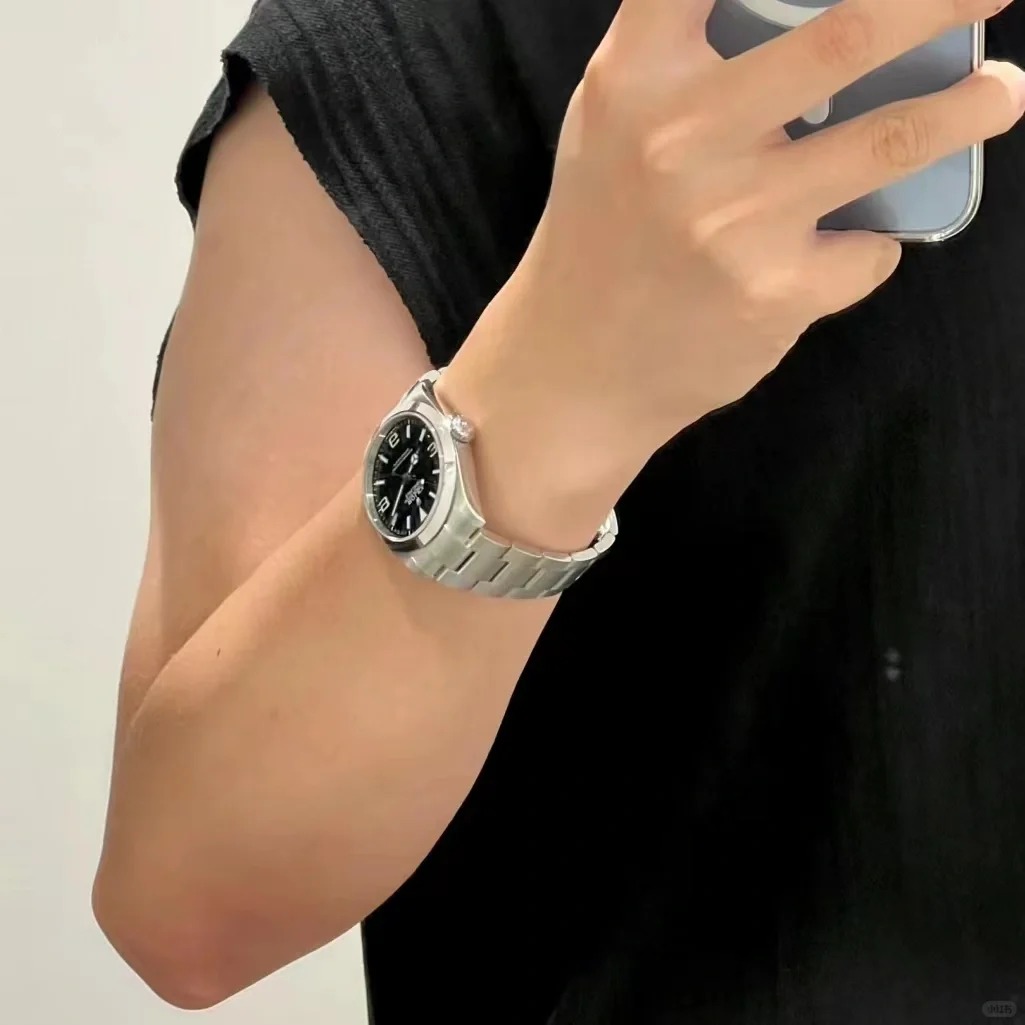 The Oyster Perpetual Explorer 40 is made of Oyster steel with a distinctive black dial featuring the 3, 6 and 9 numerals coated with Chromalight. -m224270-0001