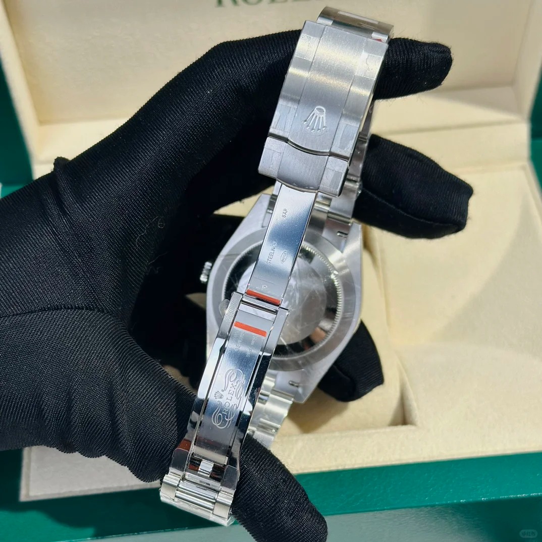 The Oyster Perpetual 41 is presented with a glossy black dial and an Oyster bracelet. -m124300-0002