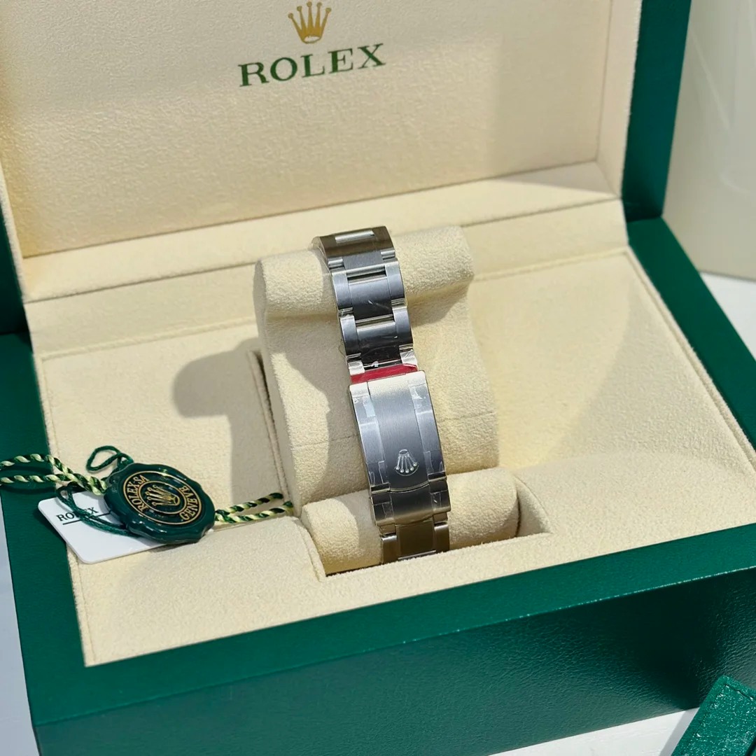 The Oyster Perpetual 41 is presented with a glossy black dial and an Oyster bracelet. -m124300-0002