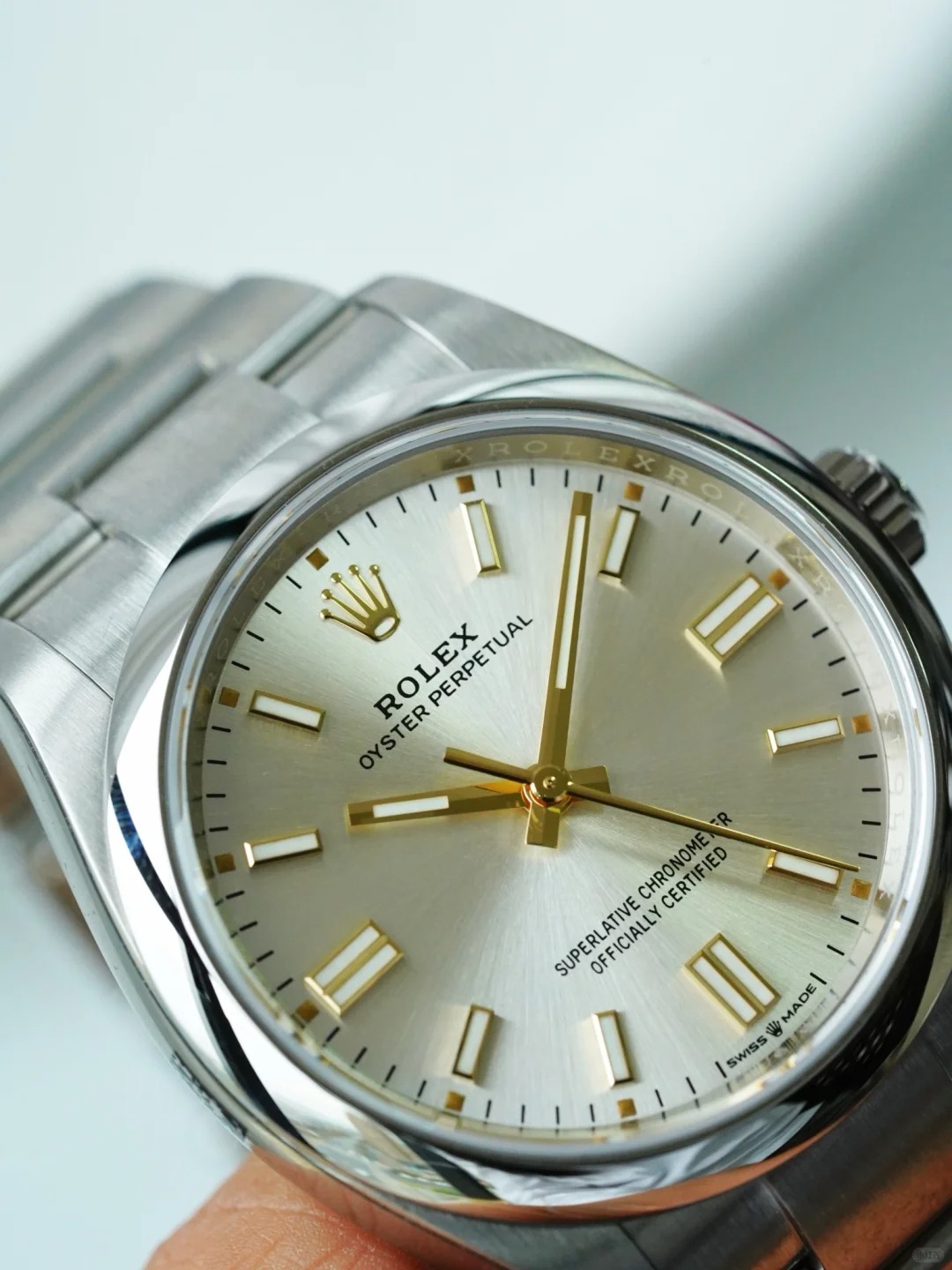 The Oyster Perpetual 36 is fitted with a silver dial and an Oyster bracelet. -m126000-0001