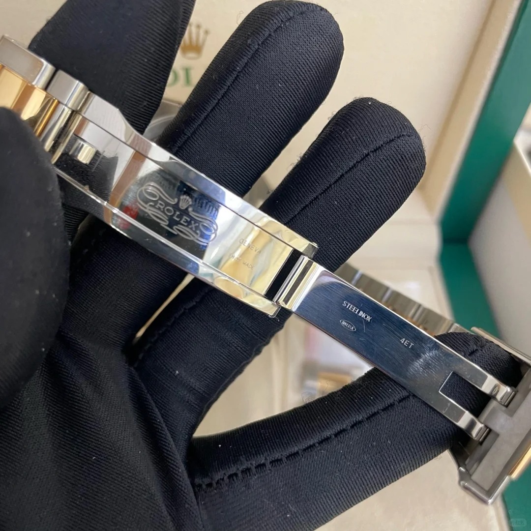 The Oyster Perpetual Sky-Dweller is available in yellow gold and Oystersteel with a champagne-coloured dial and an Oyster bracelet. -m336933-0001 42mm