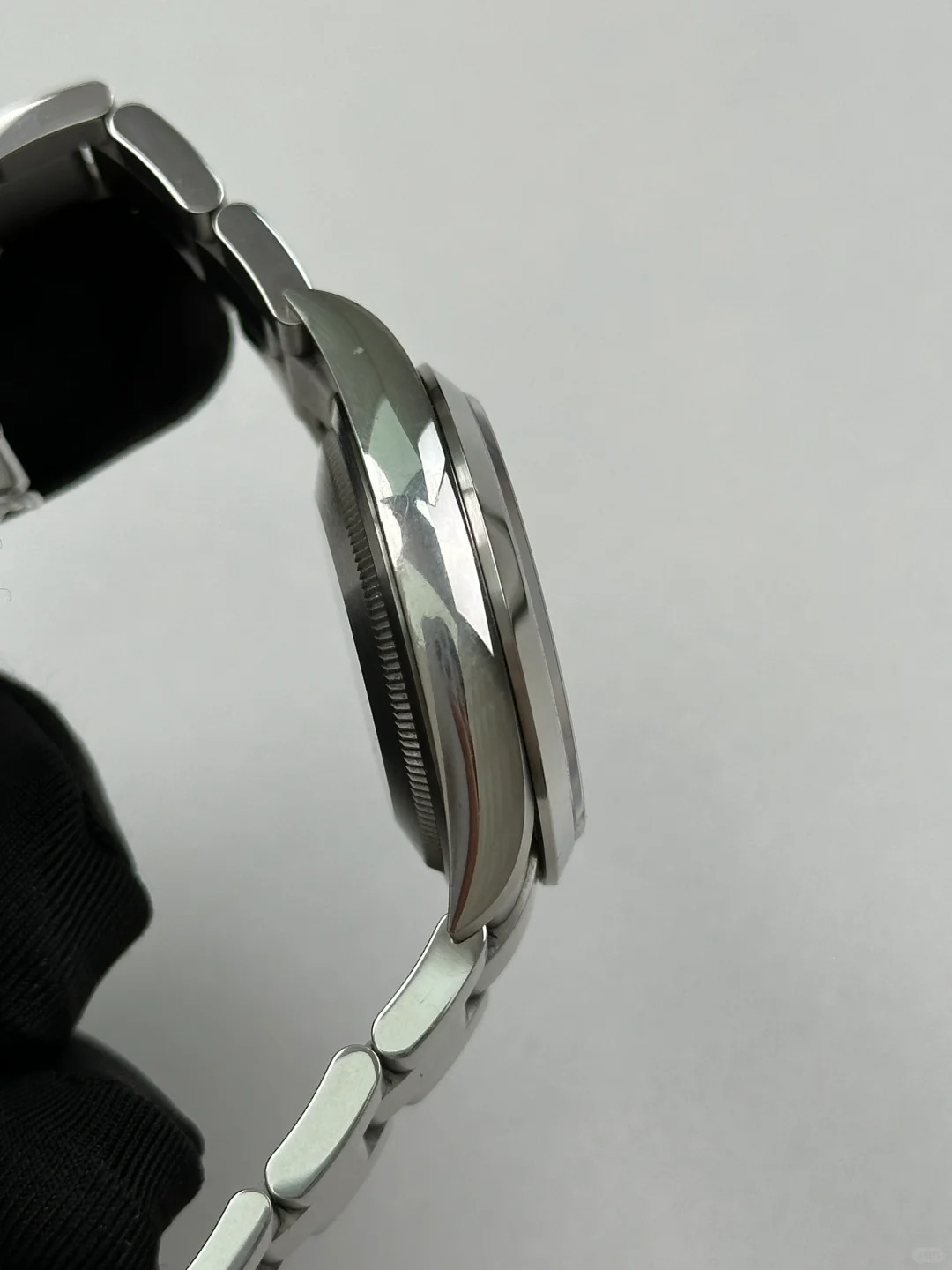 The Oyster Perpetual Explorer 36 is made of Oyster steel and features a distinctive black dial featuring the 3, 6 and 9 numerals coated with Chromalight. -m124270-0001