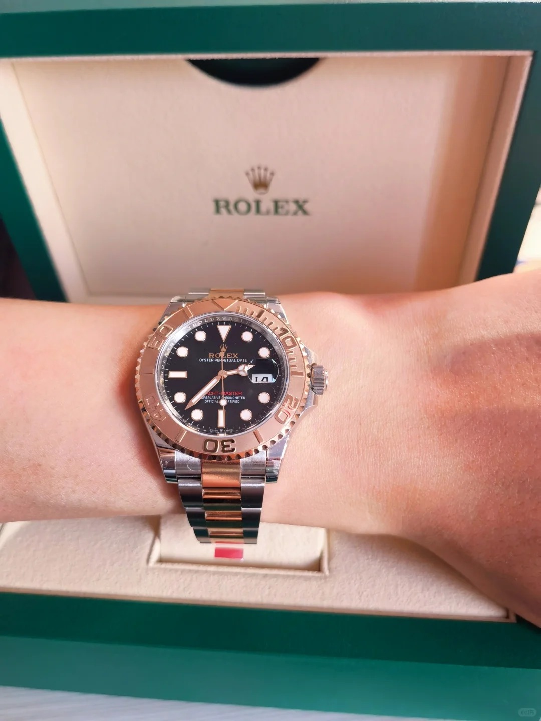 The Oyster Perpetual Yacht-Master 40 is available in Everose gold and Oystersteel with an Oyster bracelet. -m126621-0002