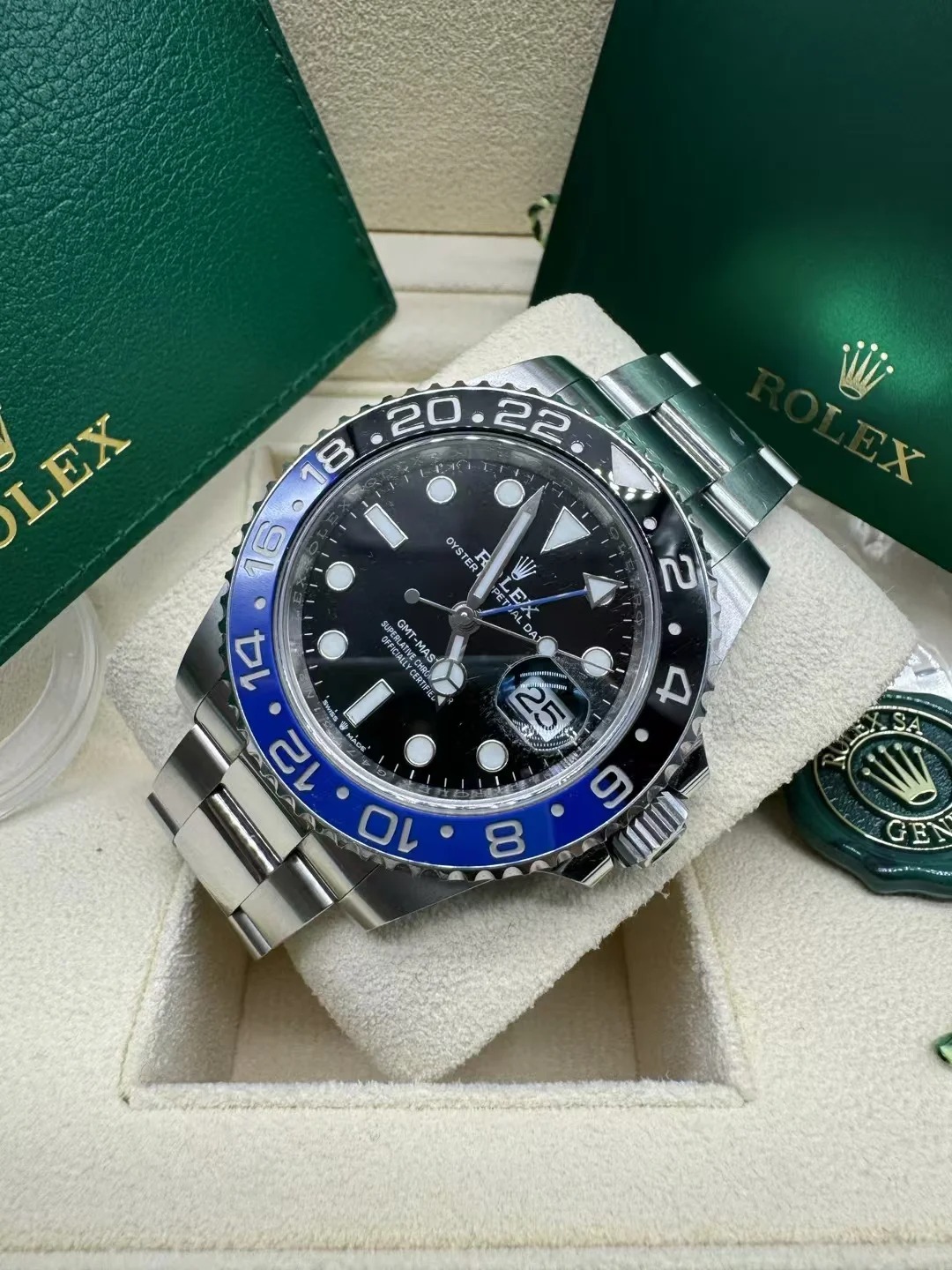 The Oyster Perpetual GMT-Master II is made of Oyster steel with a black dial and an Oyster bracelet. -m126710blnr-0003 40mm