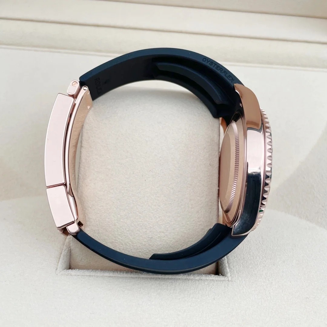 The Oyster Perpetual Yacht-Master 40 in 18 ct Everose gold with an Oysterflex strap. -m126655-0002