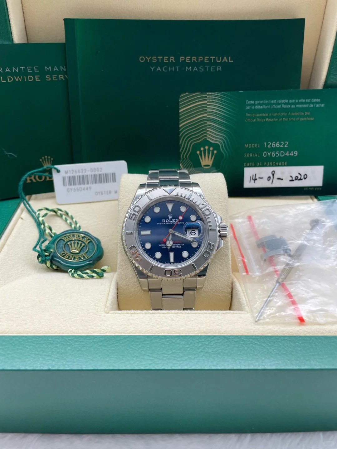 The Oyster Perpetual Yacht-Master 40 in platinum and Oystersteel with an Oyster bracelet. -m126622-0002