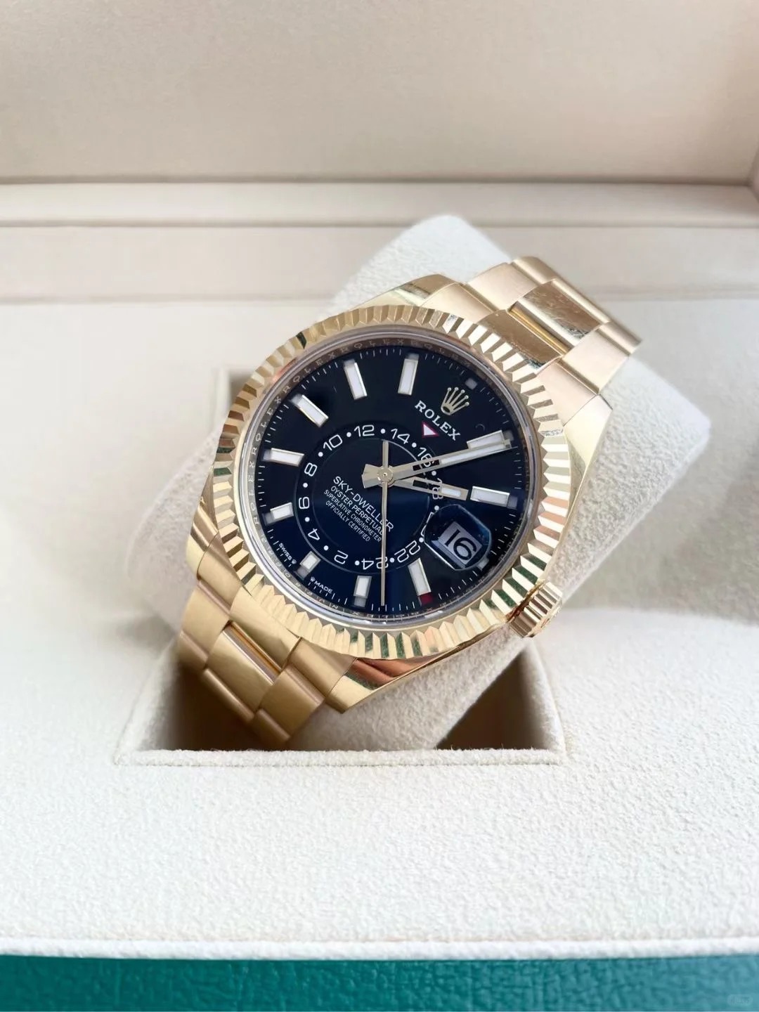 The Oyster Perpetual Sky-Dweller is available in 18 ct yellow gold with a glossy black dial and an Oyster bracelet. -m336938-0002 42mm