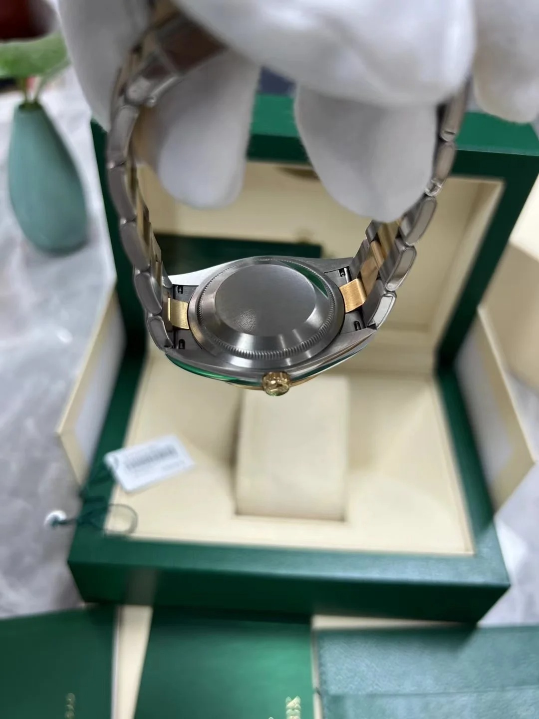 The Oyster Perpetual Explorer 36 is available in yellow gold and Oystersteel with a distinctive black dial featuring Chromalight numerals 3, 6 and 9. -m124273-0001