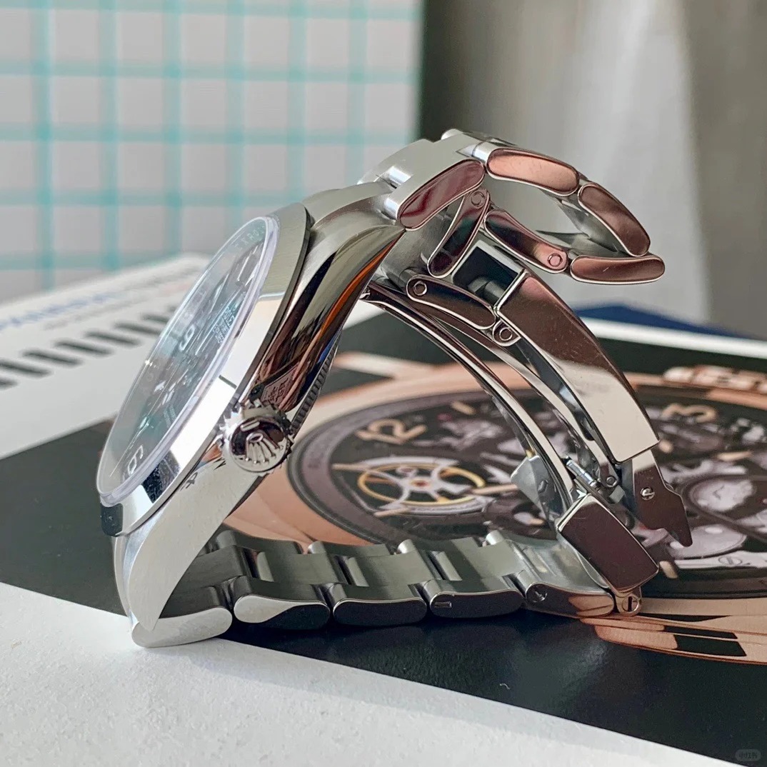 The Oyster Perpetual Explorer 40 is made of Oyster steel with a distinctive black dial featuring the 3, 6 and 9 numerals coated with Chromalight. -m224270-0001