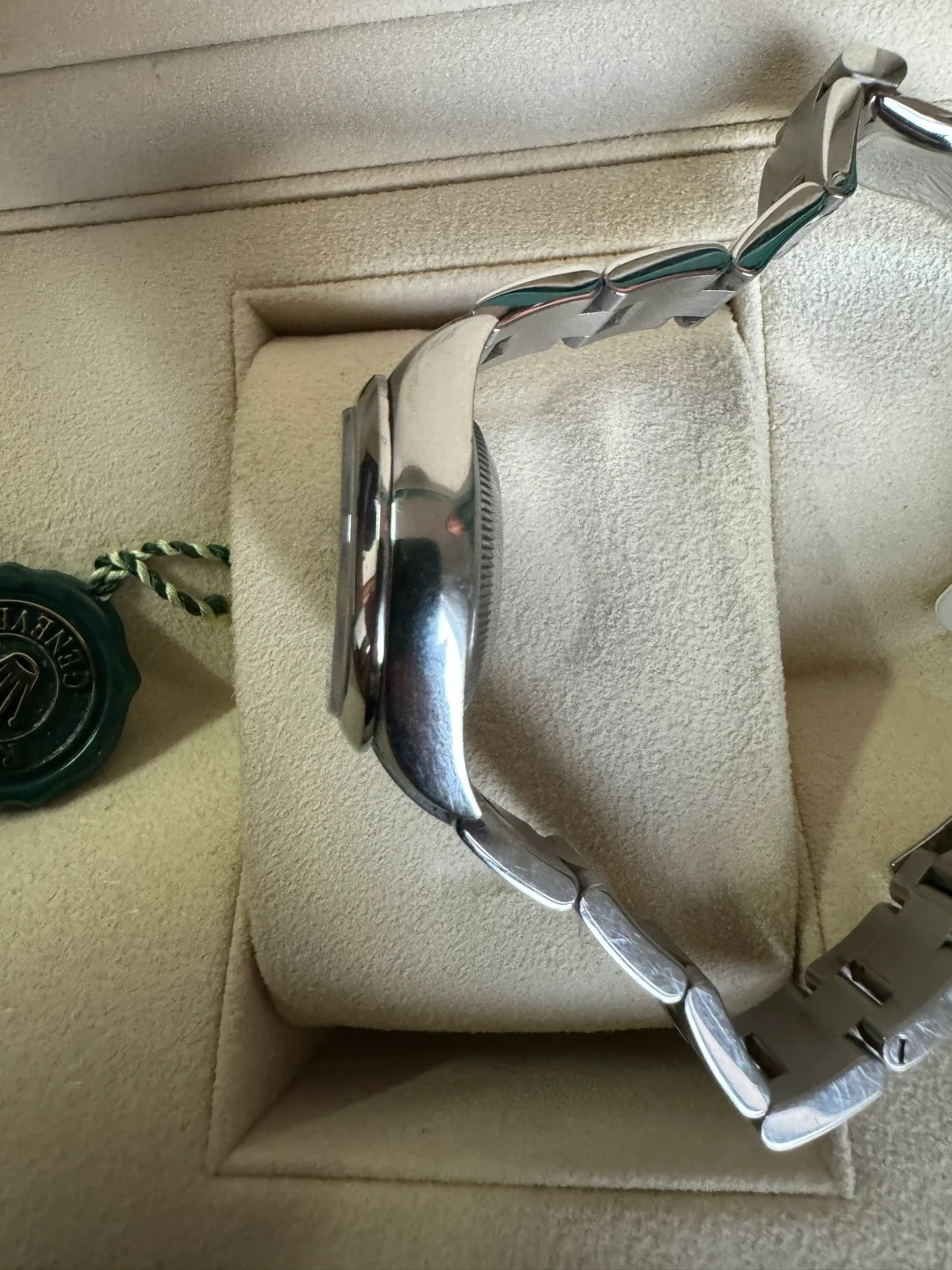 The Oyster Perpetual 36 is presented with a bright blue dial and an Oyster bracelet. -m126000-0003