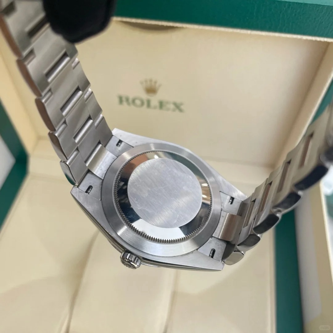 The Oyster Perpetual 41 is presented with a green dial and an Oyster bracelet. -m124300-0005